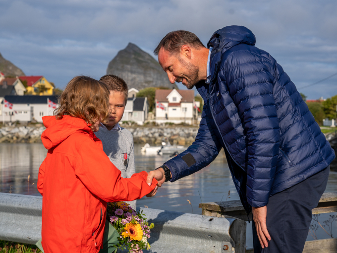 Blomsterbarn møter Kronprinsen på Husøya. Foto: Simen Løvberg Sund, Det kongelige hoff